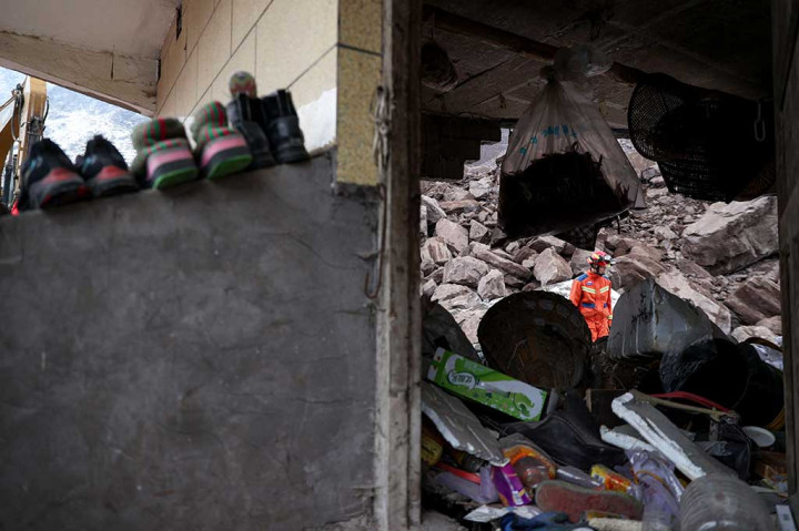 Dua ratus pekerja penyelamat telah dikerahkan serta puluhan mobil pemadam kebakaran dan peralatan lainnya, kata CCTV. Dan ketika suhu turun pada Senin malam, puluhan orang masih terjebak, kata kantor berita pemerintah Xinhua. Tim penyelamat menggunakan segala macam alat untuk mencari korban yang selamat.