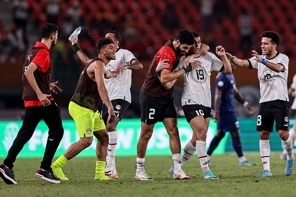 Timnas Mesir secara dramatis melaju ke fase selanjutnya meskipun hanya bermain imbang 2-2 dengan Cape Verde dalam matchday ke-3 Grub B Piala Afrika di Stadion Felix Houphouet-Boignywith pada Selasa, 23 Januari 2024 dini hari WIB.