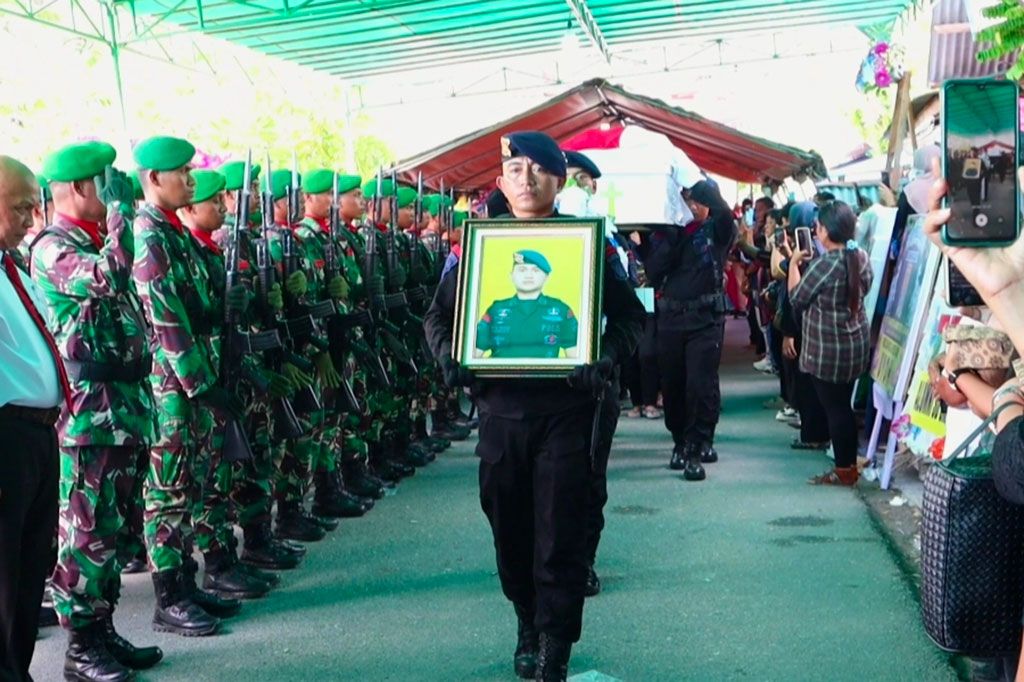 Jenazah Brigadir Polisi Satu (Anumerta) Alfando Steve Karamoy yang menjadi korban penembakan kelompok kriminal bersenjata (KKB) di Kabupaten Intan Jaya, Papua Tengah, dimakamkan di Taman Makam Pahlawan Kelurahan Tanjung Tuis, Kabupaten Banggai, Sulawesi Tengah, Senin, 23 Januari 2024.