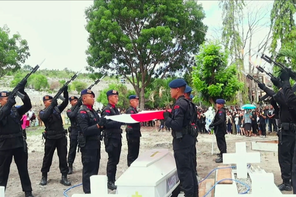 Briptu Alfando Steve Karamoy, personel Satgas Operasi Damai Cartenz 2024, terkena tembakan anggota KKB di Intan Jaya, Papua Tengah, dan meninggal dunia di RSUD Intan Jaya pada Jumat, 19 Januari 2024.