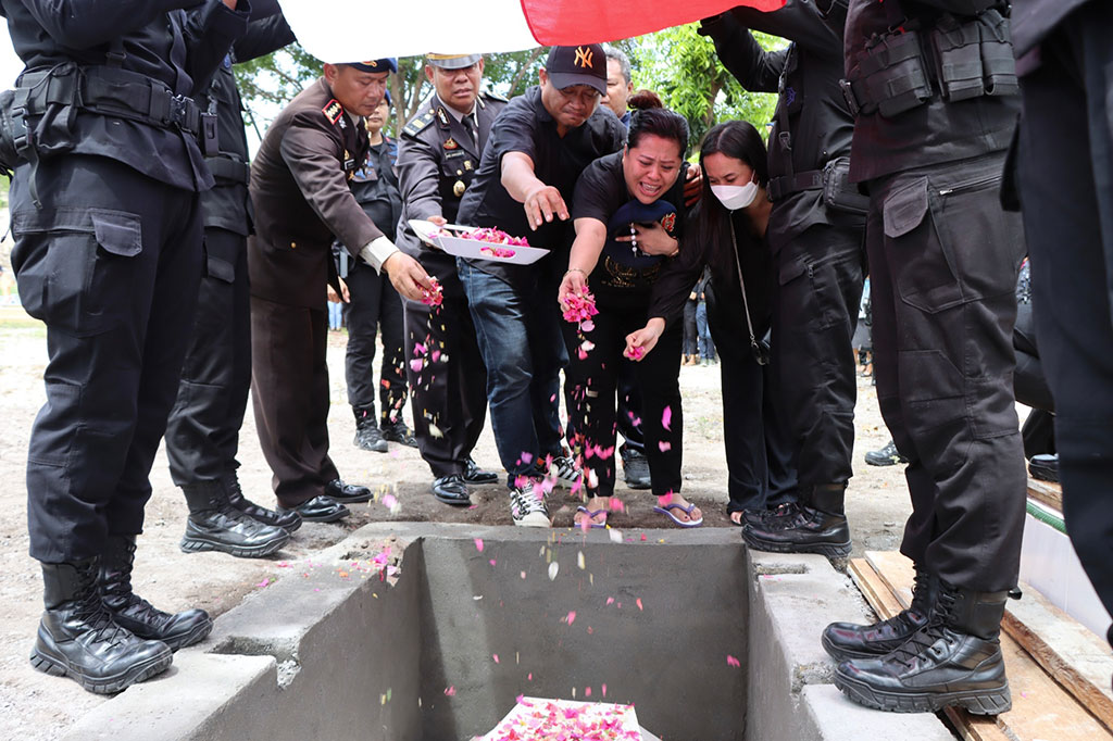 Komandan Resimen III Paspor Korps Brimob Polri Kombes Wahyu dalam sambutannya pada upacara pemakaman Briptu Alfando Steve mengatakan pemakaman ini merupakan bentuk penghormatan kepada almarhum yang telah berdedikasi bagi bangsa dan negara.