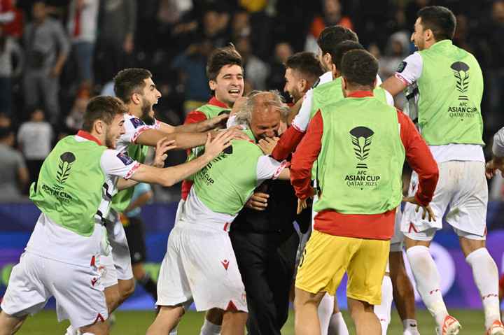 Tim debutan Tajikistan resmi melaju ke babak 16 besar Piala Asia 2023 Qatar setelah meraih kemenangan dramatis 2-1 atas Lebanon pada partai penutup Grup A di Stadion Jassim Bin Hamad, Doha, Qatar, Senin, 22 Januari 2024.