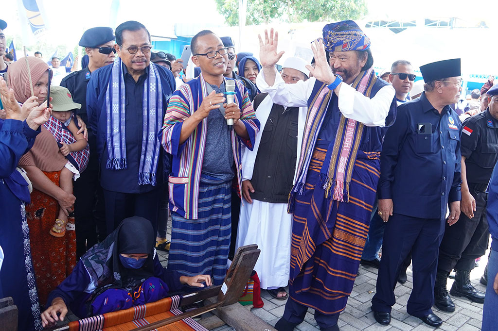 Ketua Umum Partai NasDem Surya Paloh mengunjungi sentra tenun Desa Pringgesela, Kecamatan Pringgesela, sebagai rangkaian awal kampanye akbar di Kabupaten Lombok Timur, Nusa Tenggara Barat (NTB), Senin, 22 Januari 2024.