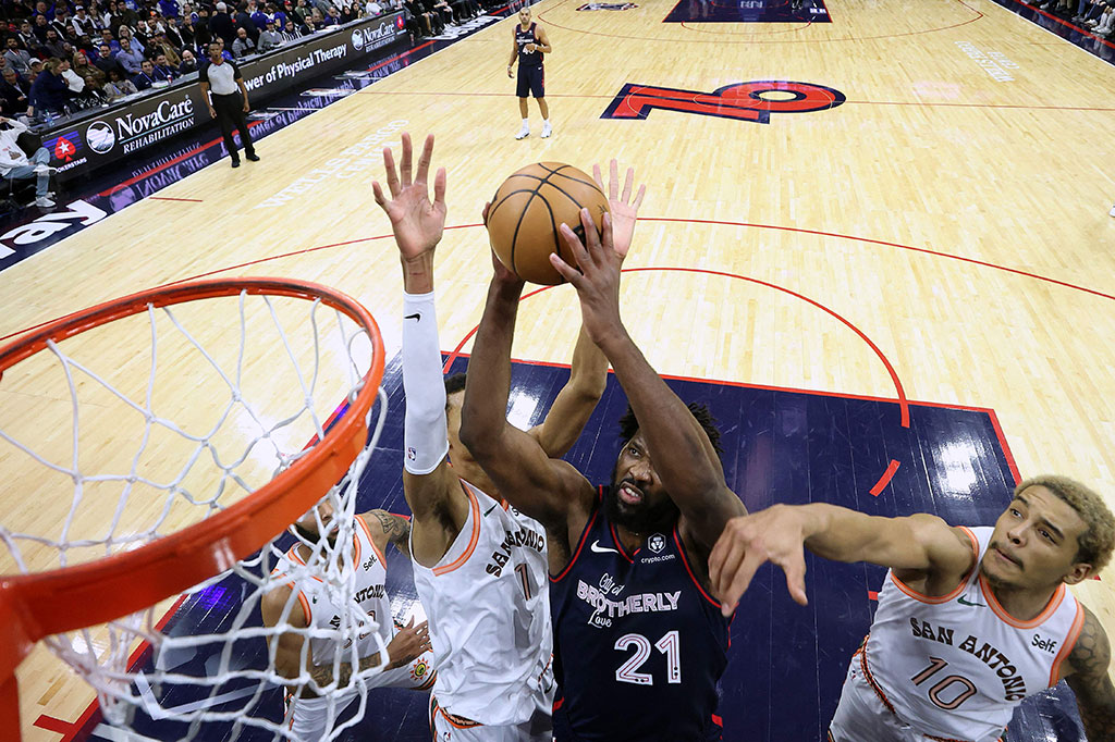 Embiid menyelesaikan pertandingan dengan 70 poin, 18 rebound, dan lima assist, menembakkan 24 dari 41 tembakan dan membuat 21 poin dari 23 lemparan bebas.