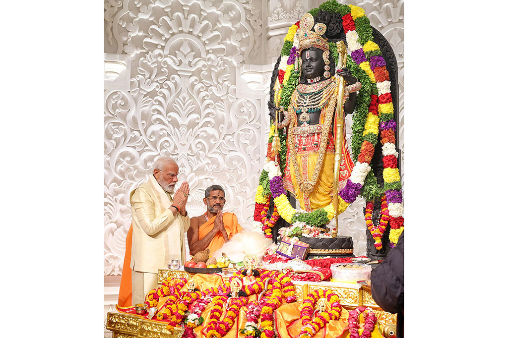 Modi, dengan pakaian tradisional berwarna emas, meresmikan patung batu hitam untuk dewa Ram di jantung kuil setinggi 50 meter (160 kaki), yang dibangun di atas tanah tempat Masjid Babri atau Masjid Babur berdiri selama berabad-abad sebelum dirobohkan pada 1992 oleh para ekstremis Hindu.