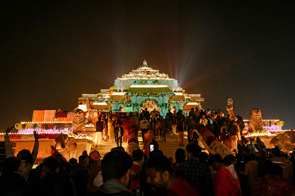 Penghancuran Masjid Babri memicu kerusuhan agama terburuk sejak kemerdekaan yang menewaskan 2.000 orang, sebagian besar adalah Muslim, dan mengguncang fondasi tatanan politik India yang resmi sekuler.