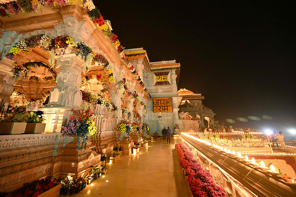 Hanya sedikit anggota komunitas Muslim di Ayodhya yang terlihat bergabung dengan pesta jalanan tersebut, dan para pemimpin oposisi dilaporkan tidak ikut serta.