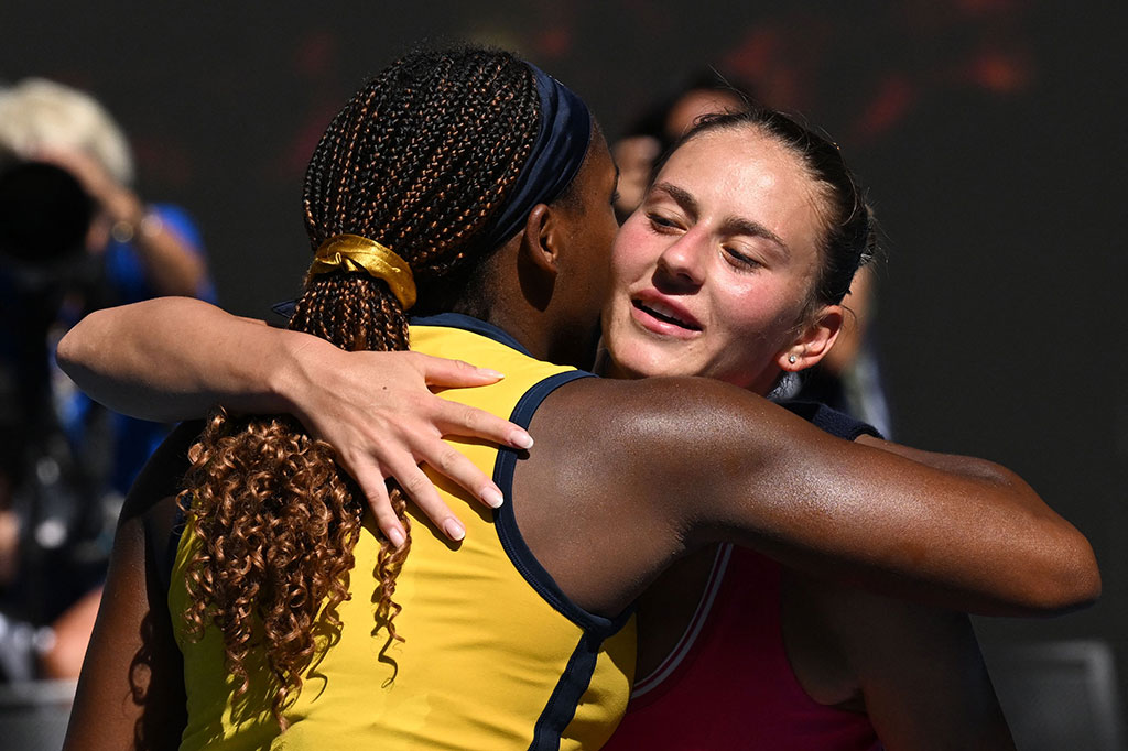 Unggulan keempat asal Amerika itu mengalahkan petenis Ukraina itu di Rod Laver Arena dengan skor 7-6 (8/6), 6-7 (3/7), 6-2 dalam waktu tiga jam delapan menit.