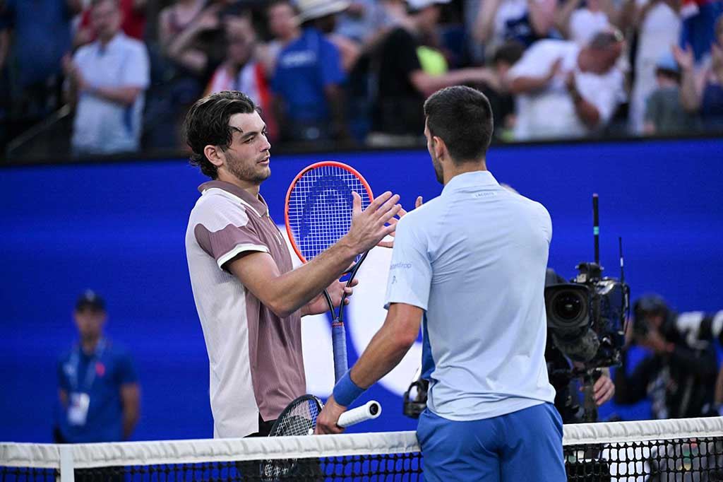 Djokovic hampir selalu mendapat tempat di lapangan tengah pada malam hari, namun ia harus ditempatkan pada sore hari pada hari ketika suhu melonjak hingga 32 derajat Celcius (90 derajat Fahrenheit) dan pemain nomor satu dunia itu mengakui bahwa itu adalah perjalanan yang sulit.