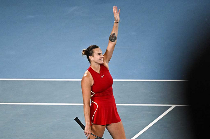Sedangkan juara bertahan Sabalenka keluar lapangan hanya dalam waktu 71 menit, menghancurkan unggulan kesembilan Barbora Krejcikova 6-2, 6-3 dengan sedikit keributan.