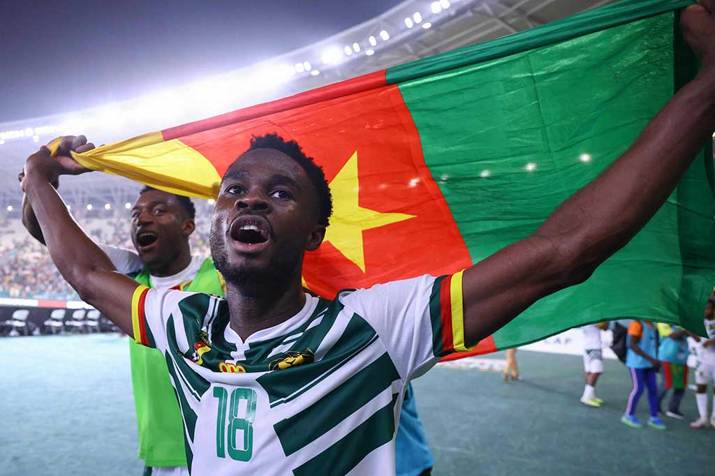 Kamerun berhasil lolos ke babak 16 besar Piala Afrika 2023 lewat gol di menit akhir laga Grup C melawan Gambia yang membuat skor berakhir 3-2, di saat tim tersebut mencadangkan kiper Manchester United Andre Onana.