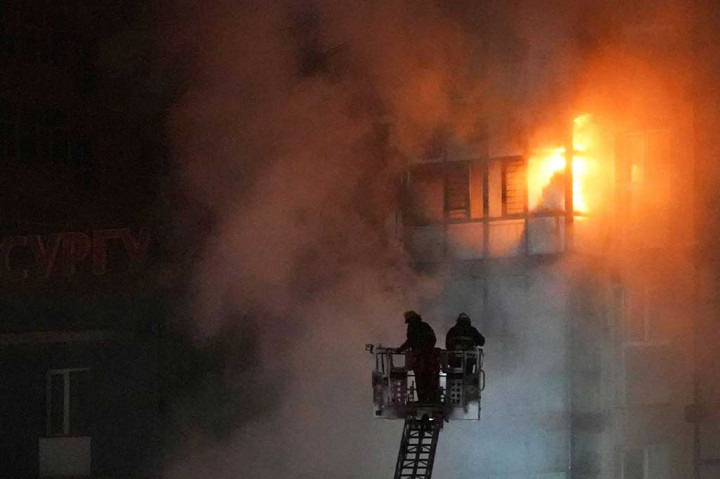 “Berdasarkan hasil penyelidikan awal, tiga orang tewas dalam kebakaran tersebut,” kata NEMA di situsnya, seraya menambahkan tiga petugas pemadam kebakaran juga tewas sementara 14 orang telah dikirim untuk perawatan medis.