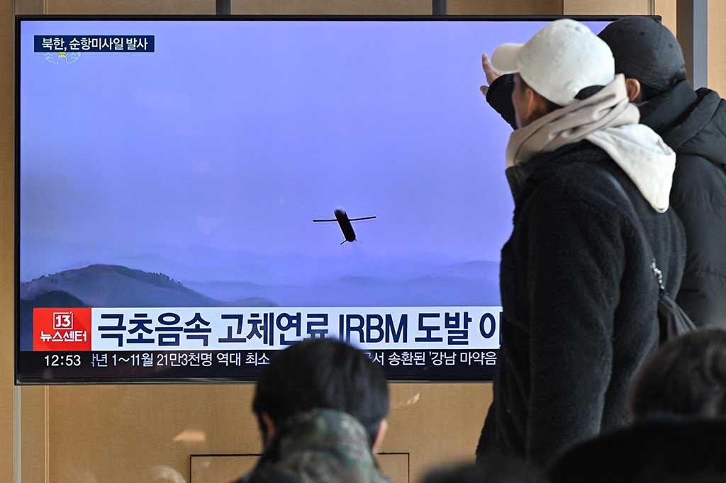 “Militer kami mendeteksi beberapa rudal jelajah yang diluncurkan Korea Utara menuju Laut Kuning sekitar pukul 7 pagi hari ini,” kata Kepala Staf Gabungan dalam sebuah pernyataan. “Spesifikasi rincinya sedang dianalisis secara cermat oleh otoritas intelijen Korea Selatan dan AS.”