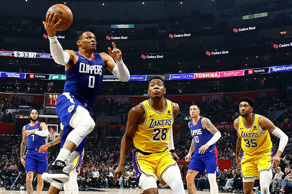 Meskipun Lakers hanya terpaut dua poin di pertengahan kuarter keempat, Clippers memperketat pertahanan mereka dan menarik diri di akhir pertandingan.