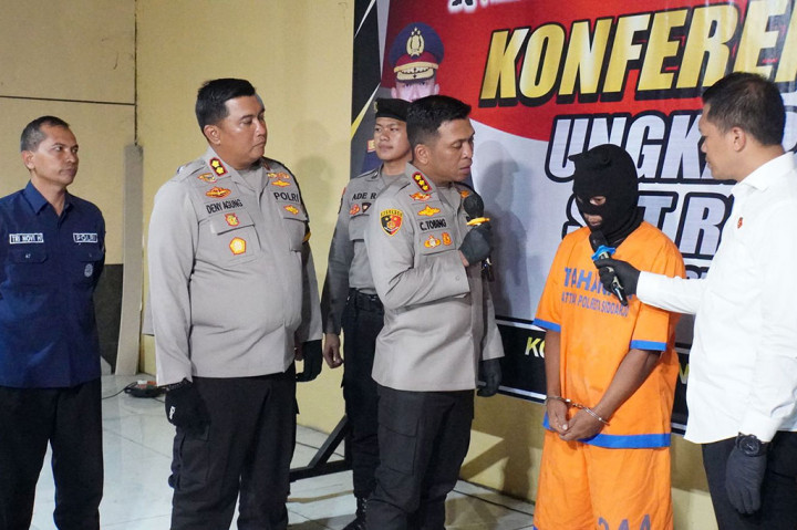 Kapolresta Sidoarjo Kombes Christian Tobing mengatakan, AM dikenai pasal 82 Ayat (2) Undang-undang Perlindungan Anak. Ancamannya hukuman penjara maksimal 20 tahun. 