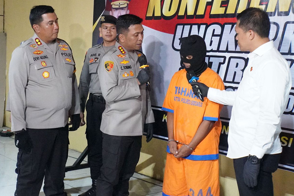 Di hadapan polisi, AM nekat menggauli anak kandungnya sebanyak 10 kali. Perbuatan bejat itu dilakukan pada April 2022 hingga Agustus 2023 lalu. Akibatnya putrinya hamil dan kini sudah melahirkan. 
 Pelaku mengaku berbuat bejat karena istrinya tidak mau melayani ketika diajak berhubungan badan.