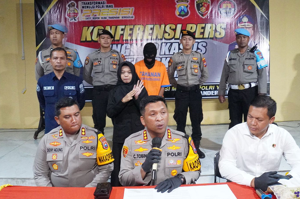 Seorang pria di Sidoarjo, Jawa Timur justru mencabuli putri remajanya hingga hamil dan kini sudah melahirkan. M, 45, harus mendekam di tahanan Polresta Sidoarjo. Warga Balongbendo Sidoarjo ini, tega menggauli putri remajanya sendiri yang masih berusia 15 tahun.
