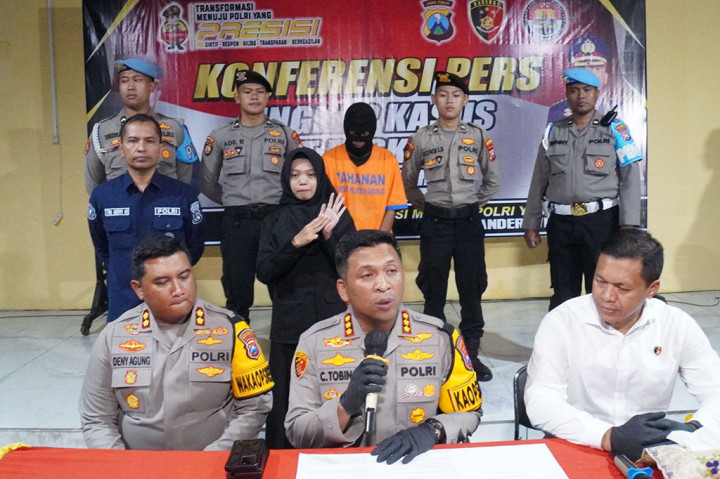 Seorang pria di Sidoarjo, Jawa Timur justru mencabuli putri remajanya hingga hamil dan kini sudah melahirkan. M, 45, harus mendekam di tahanan Polresta Sidoarjo. Warga Balongbendo Sidoarjo ini, tega menggauli putri remajanya sendiri yang masih berusia 15 tahun.