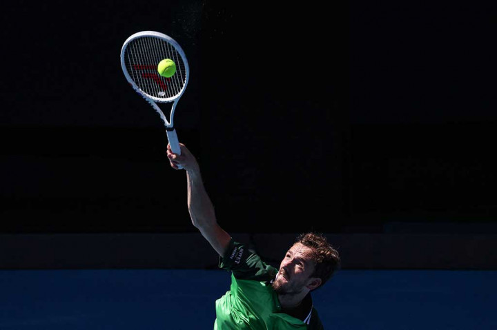 Petenis asal Rusia Daniil Medvedev melancarkan servis ke arah lawannya Hubert Hurkacz pada babak perempat final Australian Open di Melbourne, Rabu, 24 Januari 2024