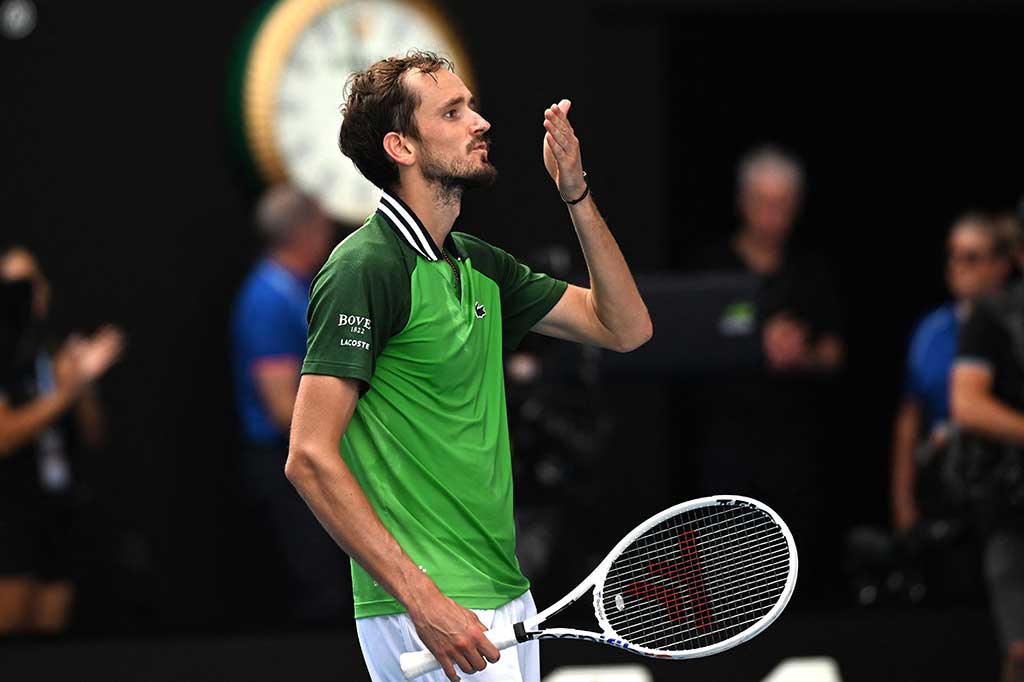 Di semifinal dia akan bertemu unggulan kedua asal Spanyol Carlos Alcaraz atau unggulan keenam asal Jerman Alexander Zverev untuk memperebutkan satu tempat di final hari Minggu, 28 Januari.