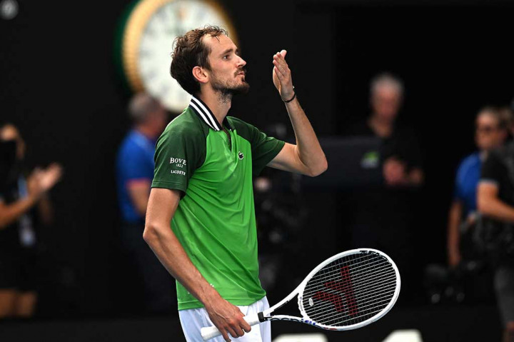 Di semifinal dia akan bertemu unggulan kedua asal Spanyol Carlos Alcaraz atau unggulan keenam asal Jerman Alexander Zverev untuk memperebutkan satu tempat di final hari Minggu, 28 Januari.