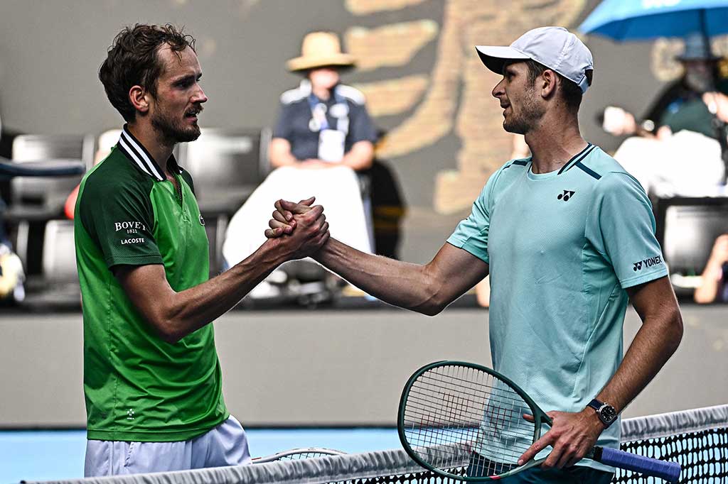 Petenis peringkat tiga dunia asal Rusia itu menjinakkan unggulan kesembilan asal Polandia itu dengan skor 7-6 (7/4), 2-6, 6-3, 5-7, 6-4 dalam pertandingan yang berlangsung sengit di Rod Laver Arena setelah hampir empat jam.