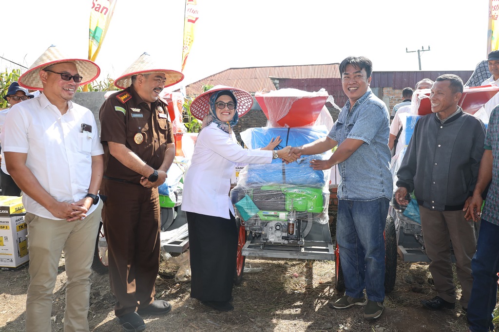 Sementara alat dan mesin pertanian yang diterima para kelompok tani yaitu hand tractor 1 unit, cultivator 2 unit, corn sheller (pemipil jagung) 5 unit, dan handsprayer 35 unit.