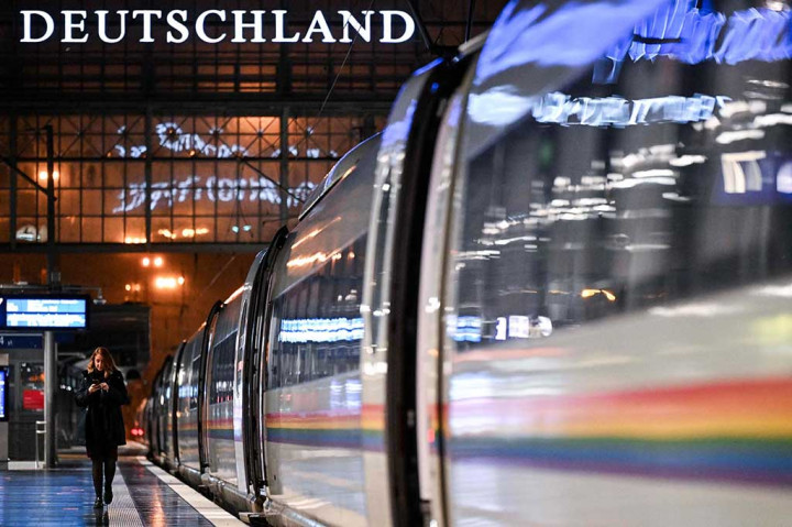 Para masinis kereta api di Jerman, Rabu, 24 Januari 2024 memulai aksi mogok mereka yang paling lama, yang menambah penderitaan ribuan penumpang. Aksi mogok ini akibat perselisihan industrial yang semakin meningkat, yang menurut para ahli ekonomi dapat merugikan perekonomian hingga satu miliar euro (USD1,1 miliar).