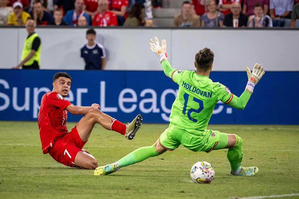 Menurut laporan media Spanyol, pemain berusia 26 tahun itu berharga 800.000 euro (USD872.000) dan dia akan menjadi pelapis kiper pilihan pertama Jan Oblak dengan kontrak hingga Juni 2027.