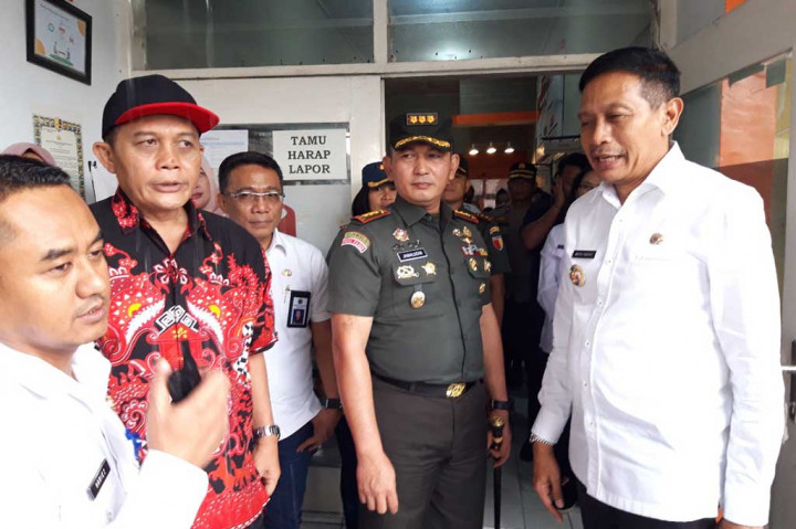 Wahyu menekankan personel linmas dalam bekerja agar ada sif. Sebab, linmas kerja sampai malam hari sejak menyiapkan proses Pemilu di kelurahan, kecamatan, sampai saat pencoblosan 14 Februari nanti. Apalagi linmas berbasis masyarakat banyak yang sudah berusia tua.