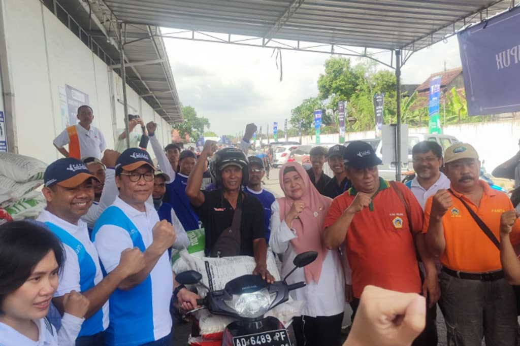 Kegiatan gebyar diskon pupuk dilaksanakan PT Pupuk Indonesia di di Gudang Pupuk Penyangga (GPP) kawasan Grompol. Satu paket pupuk Urea 25 kg dan NPK 25 kg yang biasanya dijual seharga Rp450.000 di kios kios pertanian, hanya dijual Rp270.000.