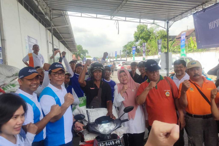 Kegiatan gebyar diskon pupuk dilaksanakan PT Pupuk Indonesia di di Gudang Pupuk Penyangga (GPP) kawasan Grompol. Satu paket pupuk Urea 25 kg dan NPK 25 kg yang biasanya dijual seharga Rp450.000 di kios kios pertanian, hanya dijual Rp270.000.