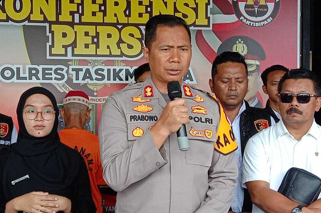 Kapolres Tasikmalaya, AKBP Bayu Catur Prabowo mengatakan, pihaknya mendapat laporan dari korban yang telah memberanikan diri merekam adegan rudapaksa dilakukan ayah angkatnya dan saat menyetubuhi demi mendapatkan bukti. Korban sempat mengeluh pada tetangga namun diminta bukti agar tidak menjadi fitnah.