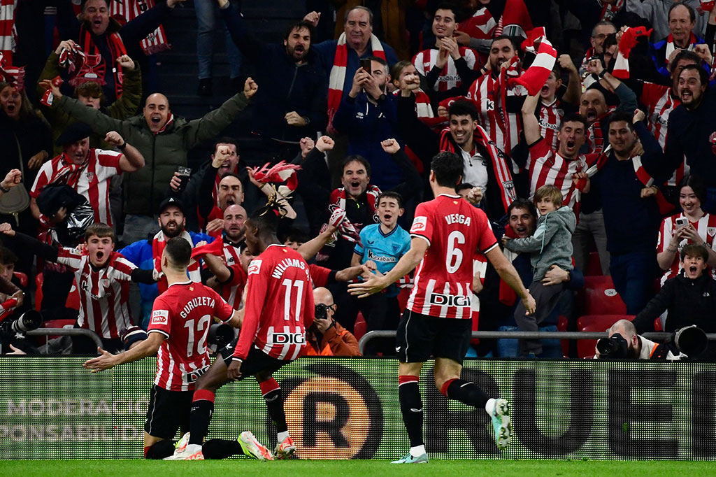 Barcelona sudah kebobolan saat pertandingan baru berjalan semenit. Bermula dari sundulan Malcom. Adu Ares menyambut umpan silang melenceng, lalu bola disambar Oihan Sancet dan diblok. Bola rebound disambar lagi oleh Gorka Guruzeta dan kali ini masuk ke pojok kiri gawang.