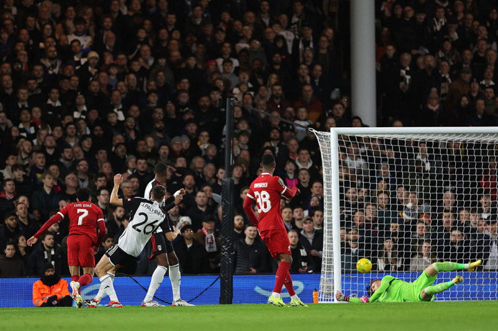 Menerima umpan Jarel Quansah, Luis Diaz memenangi duel udara lawan Timoty Castagne di sisi kiri sebelum menggiring bola ke kotak penalti. Pemain sayap Kolombia itu kemudian mengecoh dua bek lawan sebelum melepas tendangan ke pojok kiri bawah gawang Fulham. Keunggulan Liverpool 1-0 bertahan hingga jeda pertandingan.