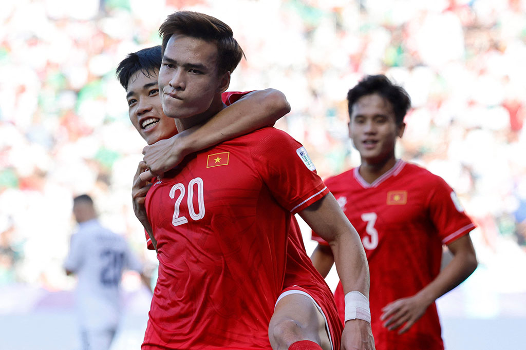 Vietnam yang memecah kebuntuan terlebih dahulu lewat Bui Hoang Viet Anh pada menit ke-42 seusai memanfaatkan umpan Van Khang Khuat. Skor 1-0 untuk Vietnam bertahan hingga jeda.