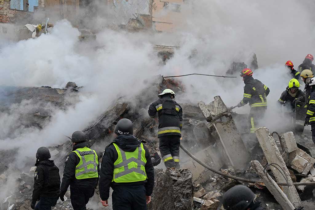 Rusia membombardir Ukraina, Selasa, 23 Januari 2024, mengakibatkan sedikitnya 18 orang tewas dan 130 luka-luka. Presiden Ukraina Volodymyr Zelensky memperingatkan bahwa jumlah korban tewas dapat meningkat seiring upaya penyelamatan yang sedang berlangsung.