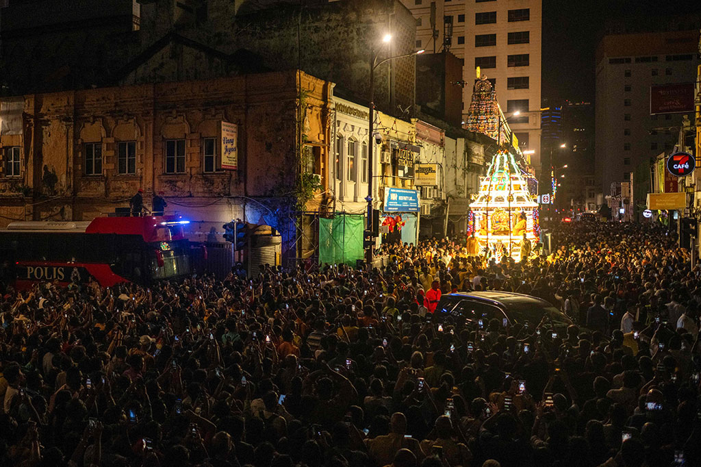 Ratusan ribu umat Hindu di Malaysia merayakan festival tahunan Thaipusam, Kamis, 25 Januari 2025. Mereka berkumpul di kuil-kuil di seluruh Malaysia, dan banyak yang menunjukkan pengabdian dengan menusuk tubuh dengan kait dan tusuk sate.