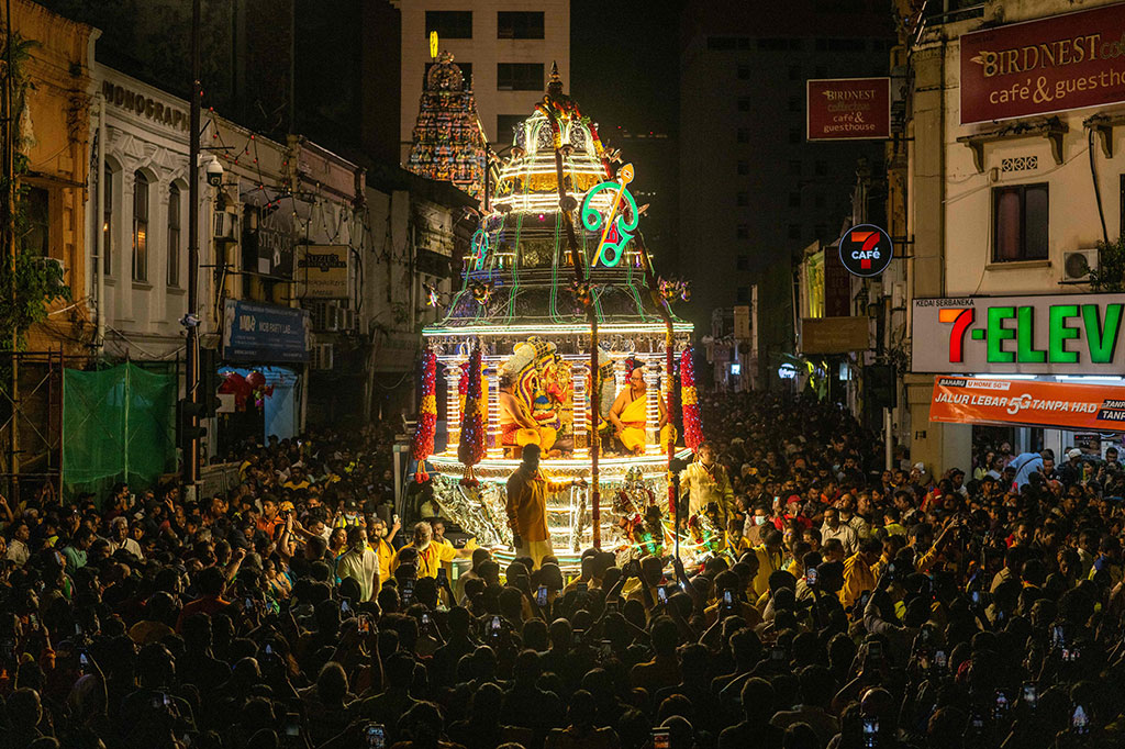Mereka berkumpul di kompleks kuil Batu Caves di pinggiran ibu kota Kuala Lumpur untuk menghadiri acara tersebut, yang merupakan salah satu festival keagamaan terpenting bagi umat Hindu setempat.