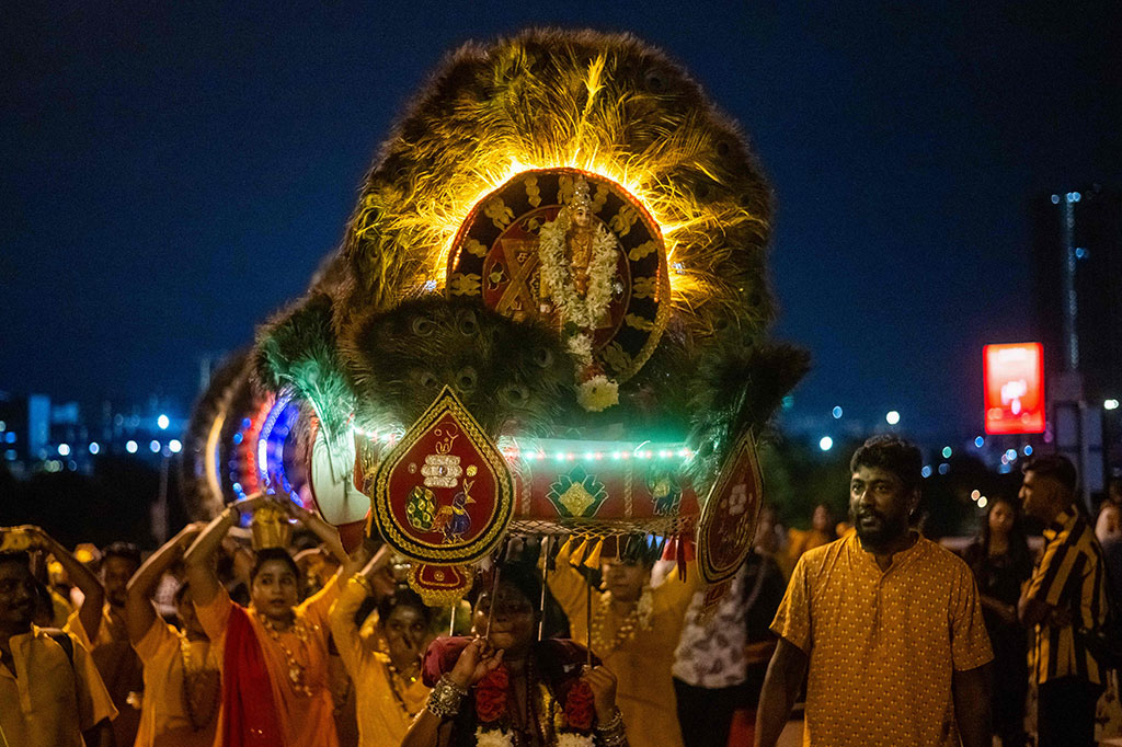 Banyak orang lain yang mengenakan jubah kuning membawa persembahan berupa kuali susu atau kelapa, yang dihancurkan dalam ritual pembersihan selama festival.