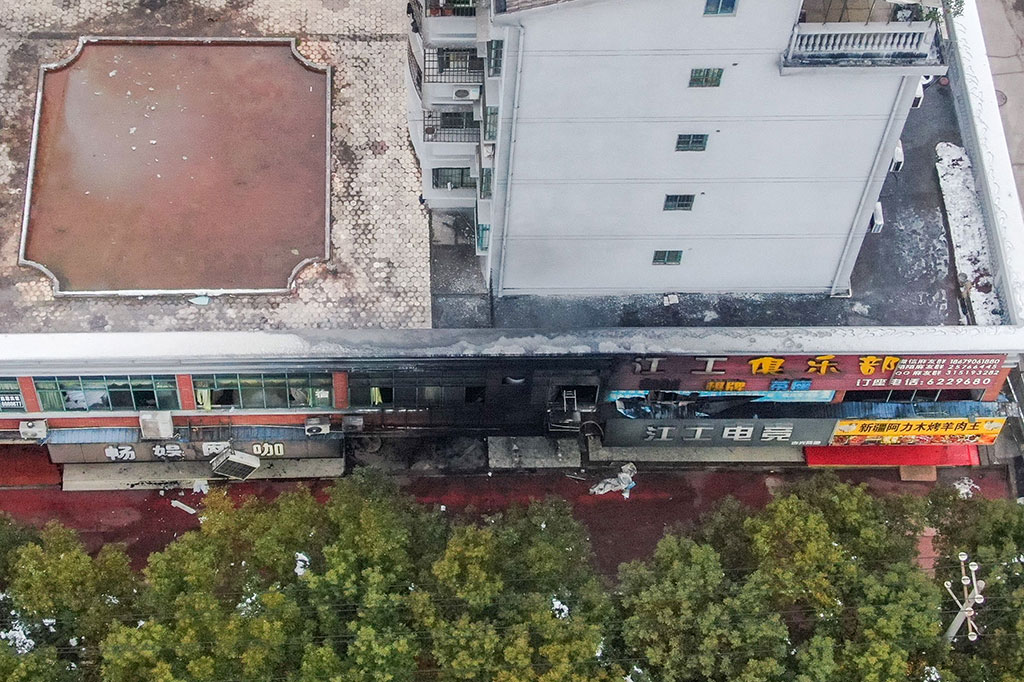 “Sampai saat ini, kecelakaan tersebut mengakibatkan 39 orang meninggal dunia, sembilan orang luka-luka, dan lainnya masih terjebak,” lapor stasiun televisi pemerintah CCTV sekitar pukul 20.00 waktu setempat (12.00 GMT).