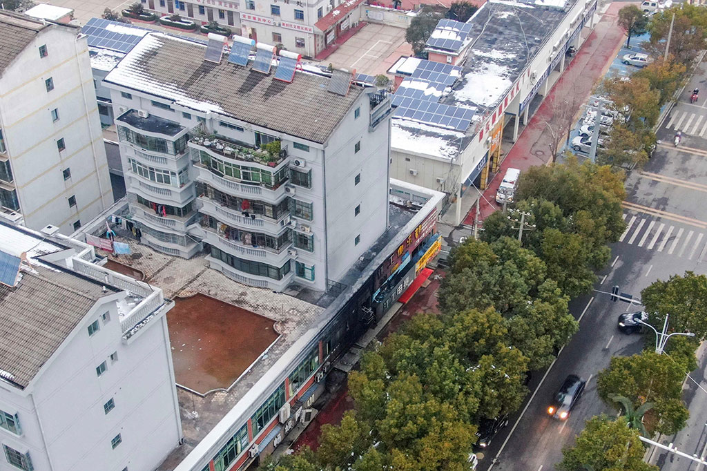 Laporan tersebut tidak merinci penyebab pasti kebakaran tersebut, atau berapa banyak orang yang masih berada dalam bahaya.