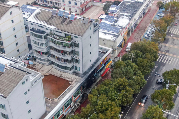 Laporan tersebut tidak merinci penyebab pasti kebakaran tersebut, atau berapa banyak orang yang masih berada dalam bahaya.