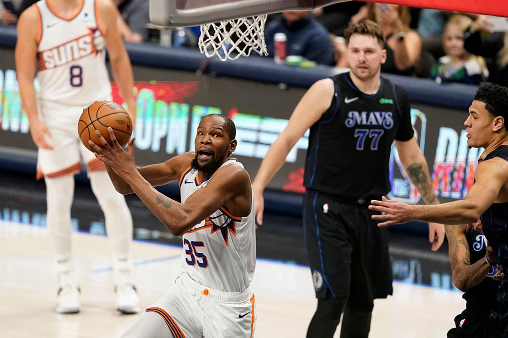 Mengutip data statistik pertandingan di laman resmi NBA, Kevin Durant mencatat dwiganda dengan menyumbang 12 poin, 7 assist, dan 10 rebound yang membantu Suns membalikkan keadaan di separuh akhir laga.