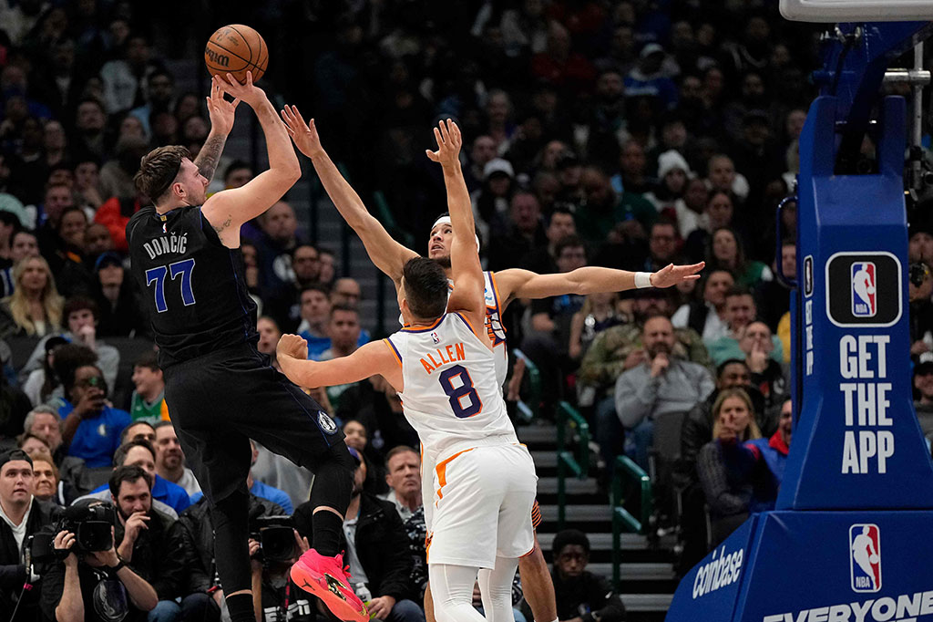 Bintang Mavericks Luka Doncic hampir mencatat triple-double dengan 34 poin, 8 rebound, dan 9 assist. Doncic bak bermain tanpa dukungan. Dia mencatat seluruh statistik laga yang tertinggi di timnya, termasuk 2 blok.