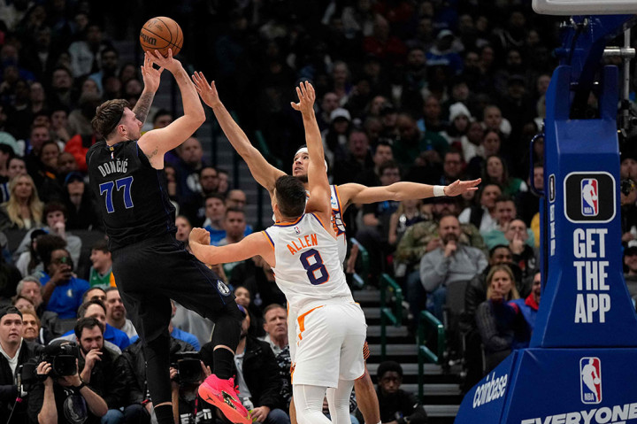 Bintang Mavericks Luka Doncic hampir mencatat triple-double dengan 34 poin, 8 rebound, dan 9 assist. Doncic bak bermain tanpa dukungan. Dia mencatat seluruh statistik laga yang tertinggi di timnya, termasuk 2 blok.