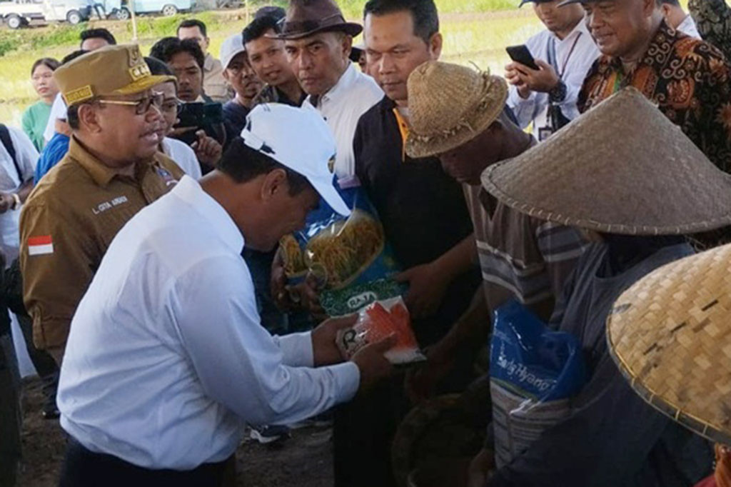Menteri Pertanian (Mentan) Andi Amran Sulaiman memimpin gerakan tanam padi bersama petani Desa Batujai, Kecamatan Praya Barat, Lombok Tengah, Nusa Tenggara Barat (NTB), Kamis, 25 Januari 2024.
