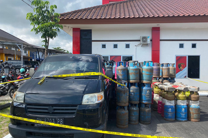 Kepala Bidang Hubungan Masyarakat Polda Bangka Belitung Kombes Jojo Sutarjo mengatakan ke empat pelaku itu adalah Z alias Andre (49), ZA alias Ari (26), ES alias Gomblo (25) dan Bi alias Bintang (24).