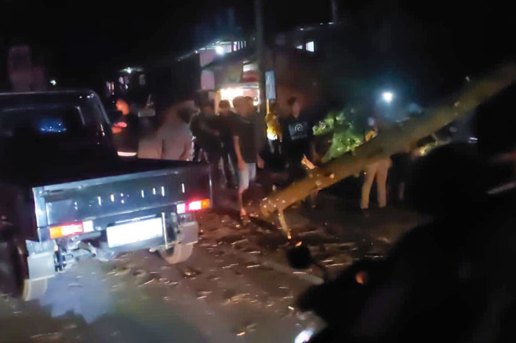 Penumpang sepeda motor mengalami luka-luka akibat tertimpa pohon tumbang saat melintas di Jalan Maribaya, Kecamatan Lembang, Kabupaten Bandung Barat, Kamis, 25 Januari 2024 sekitar pukul 18.07 WIB.