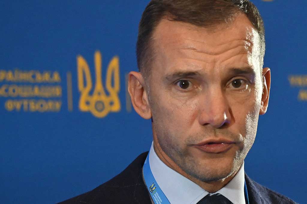 Mantan penyerang Chelsea, AC Milan, dan Dynamo Kiev itu juga berjanji memberantas korupsi di federasi sepak bolanya, menyusul skandal gratifikasi yang membuat pendahulunya ditangkap dengan dakwaan penipuan. 